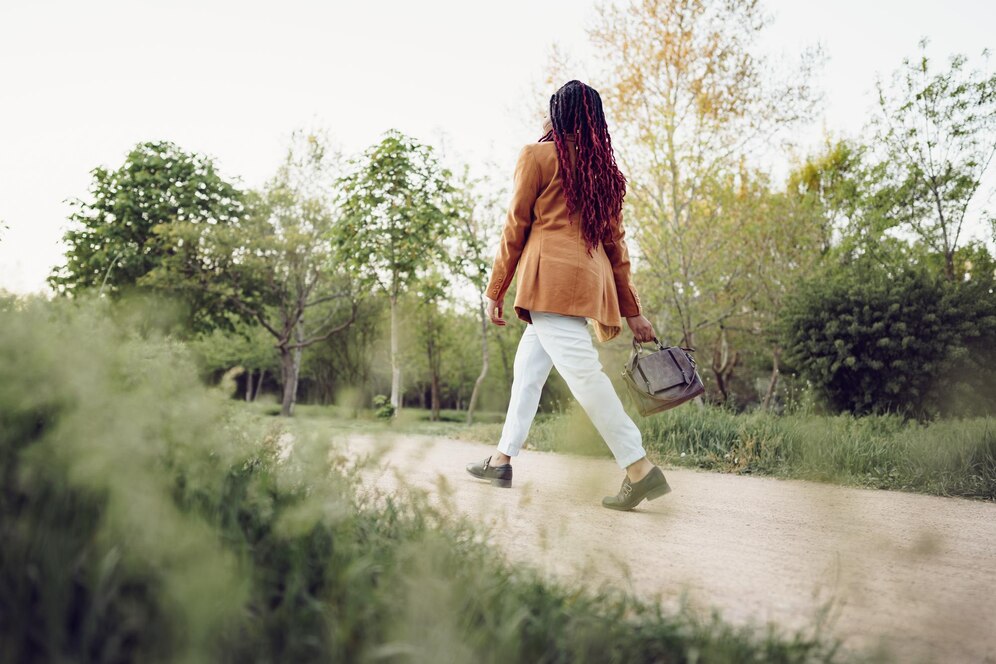 Vrouw die vrij wandelt, je ziet haar van achteren