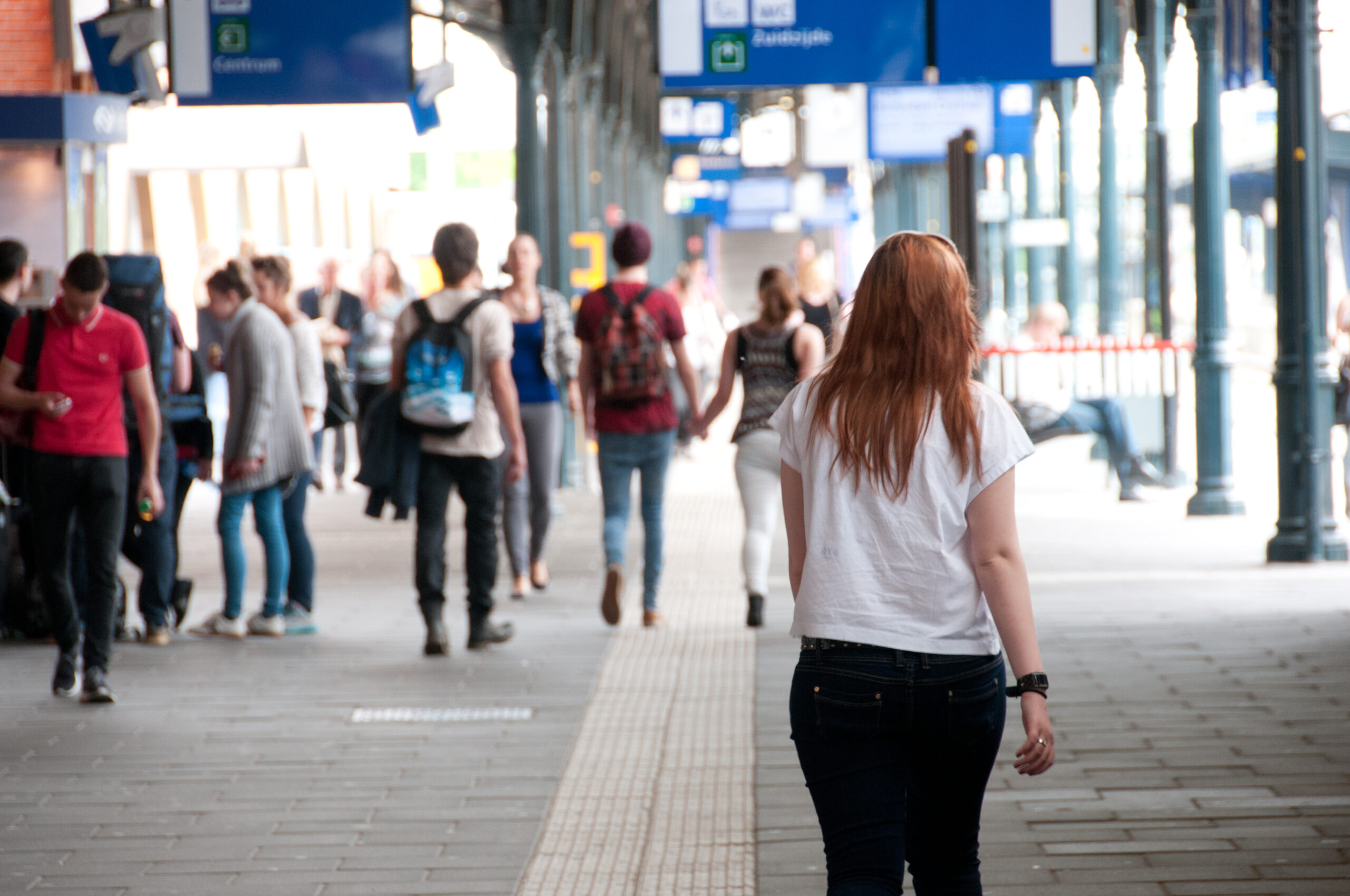 Je ziet mensen onherkenbaar op een station lopen