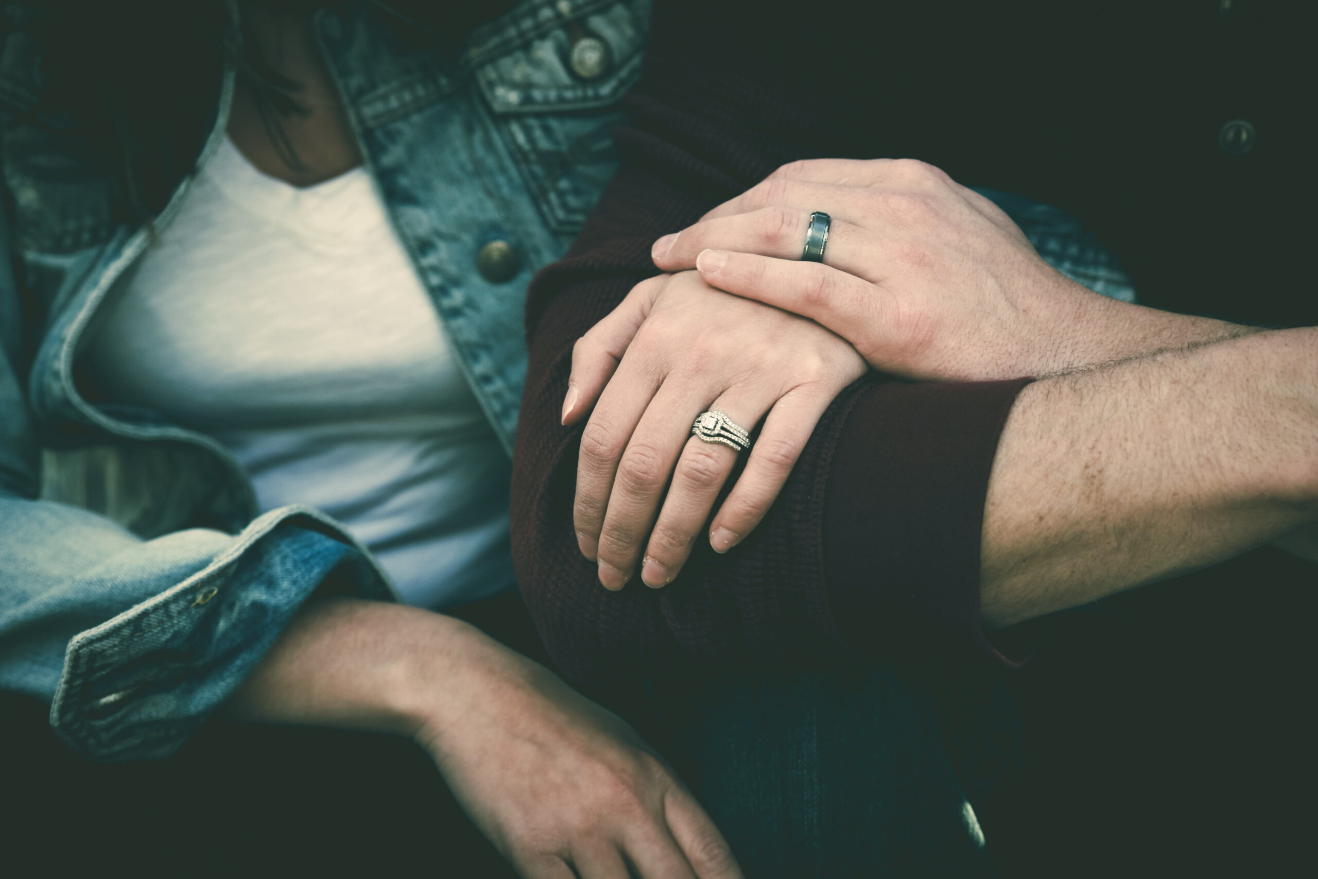 Twee vrouwen arm in arm (onherkenbaar in beeld)