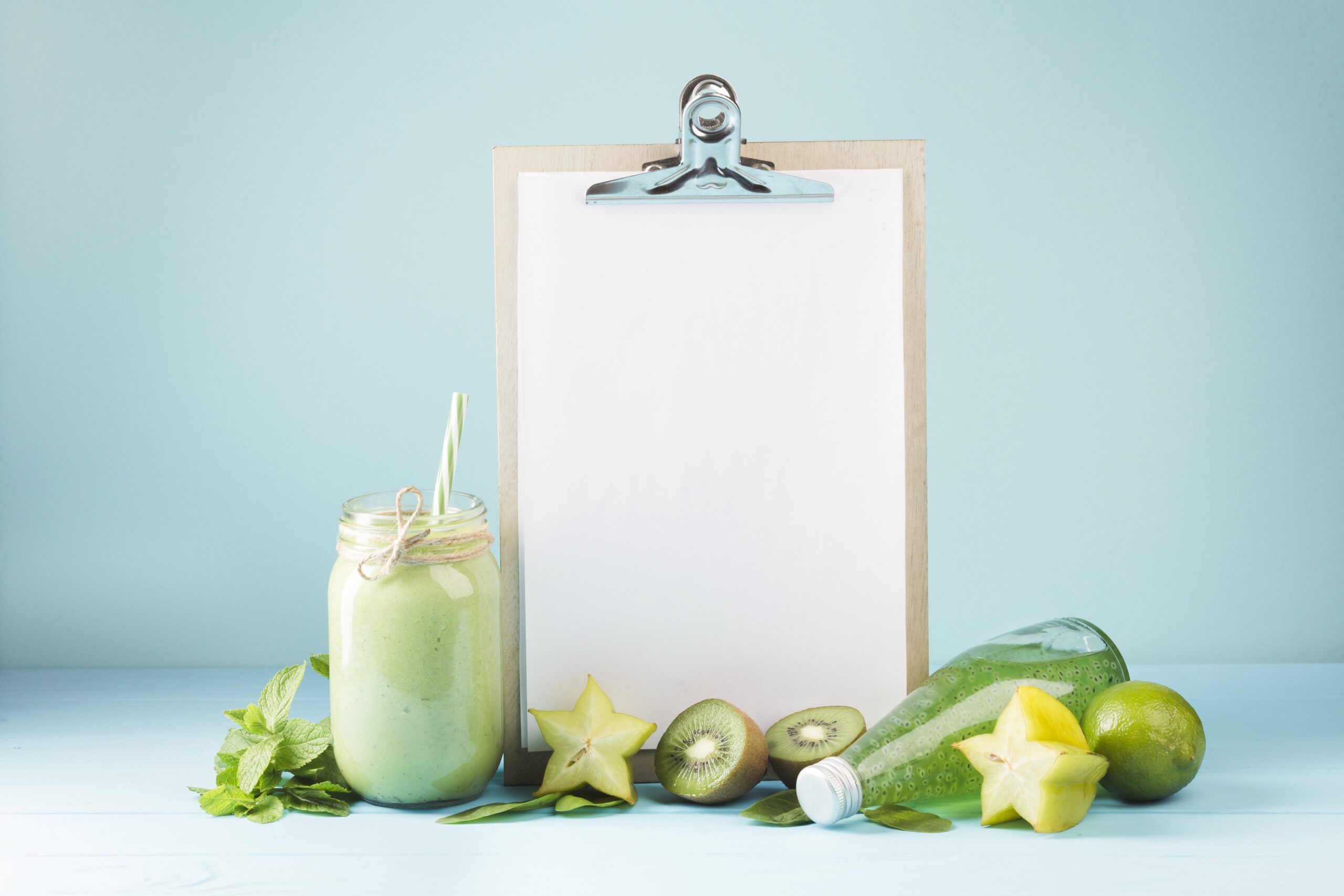 Een lege agenda eronder groene groente en er links naast een groene smoothie