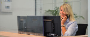 Mevrouw aan de telefoon. Ze heeft blond haar.