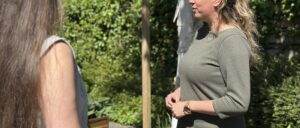 Twee medewerkers van het Leerhuis, onherkenbaar in beeld.