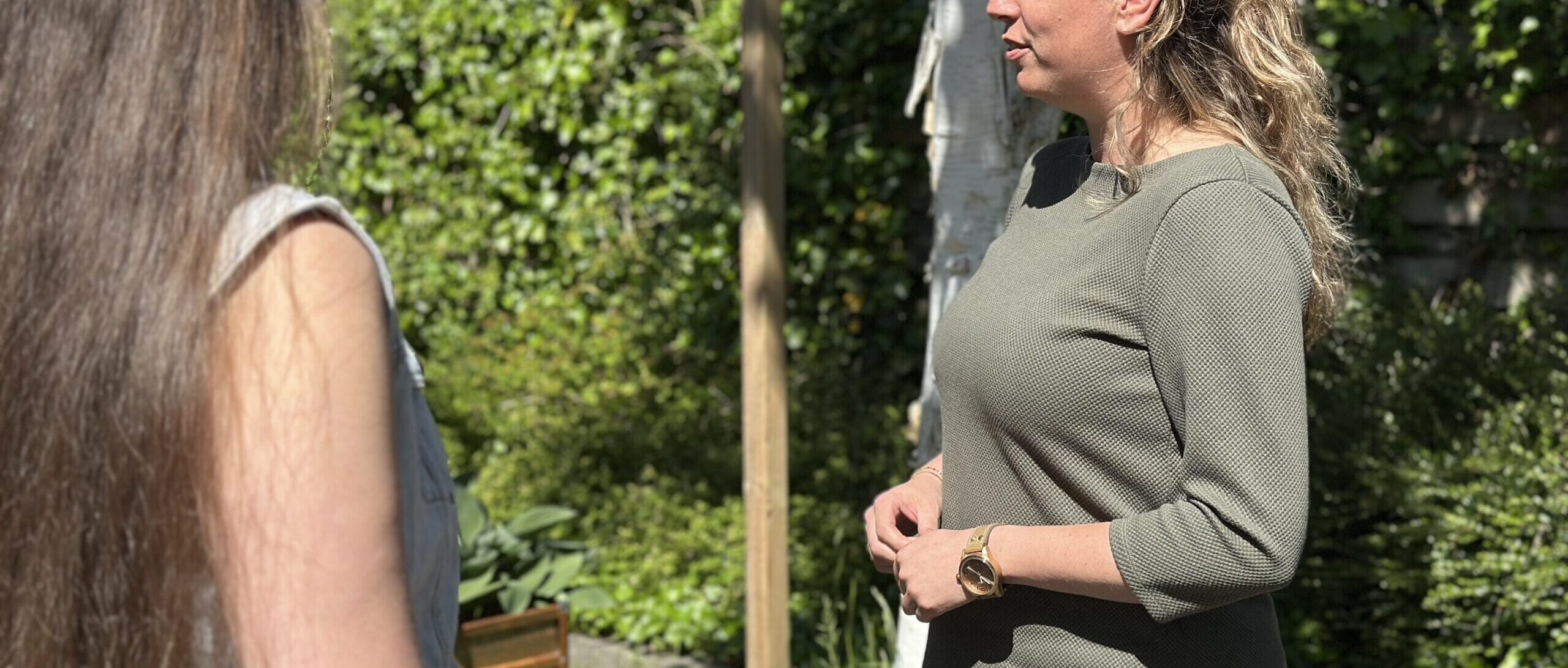 Twee medewerkers van het Leerhuis, onherkenbaar in beeld.