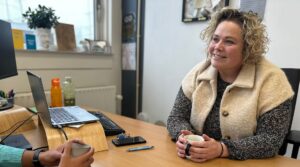 behandelaar in gesprek met cliënt (behandelaar zichtbaar, cliënt anoniem)