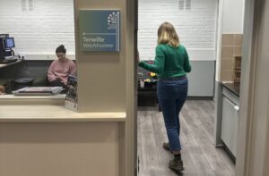 Eén iemand zit al in de wachtkamer, iemand anders loopt naar binnen