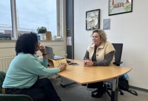 Twee vrouwen met elkaar in gesprek.